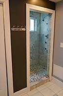 3-Level Bucktown Home - Amazing Outdoors & Parking