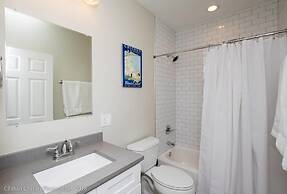 New Modern Comfort in Wrigleyville w Parking