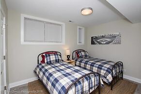 New Modern Comfort in Wrigleyville w Parking