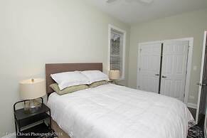 New Modern Comfort in Wrigleyville w Parking