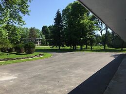 Nightshade Inn & Gardens