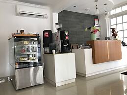 Daffodils Spice Court