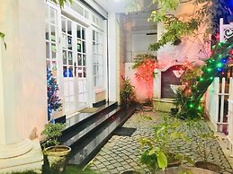 Daffodils Spice Court