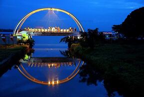 Daffodils Spice Court