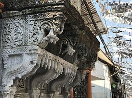 Daffodils Spice Court