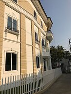 Daffodils Spice Court