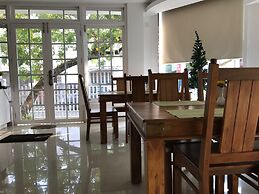 Daffodils Spice Court