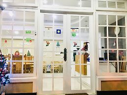 Daffodils Spice Court