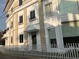 Daffodils Spice Court