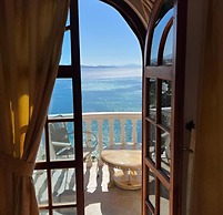 Monte Cristo Hotel with Rooftop Pool