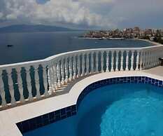 Monte Cristo Hotel with Rooftop Pool