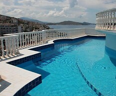 Monte Cristo Hotel with Rooftop Pool