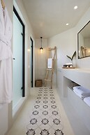 White and Co. La Torre Suites