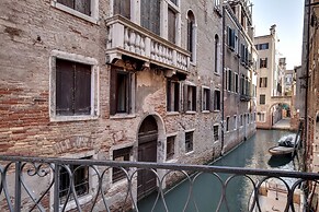Rialto canal view