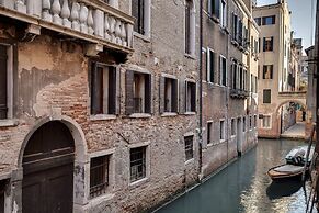 Rialto canal view