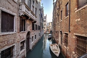 Rialto canal view