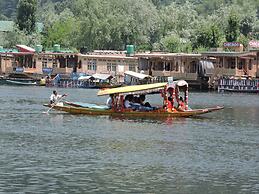 Appollo eleven group of houseboats