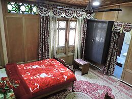 Appollo eleven group of houseboats