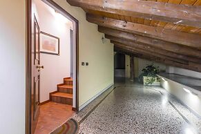 Wonderful, Quiet and Bright Apartment. In the Center Historian