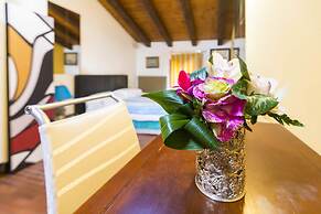 Wonderful, Quiet and Bright Apartment. In the Center Historian