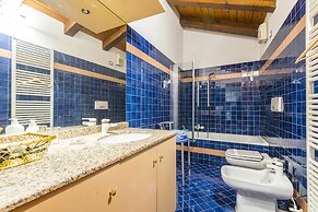 Wonderful, Quiet and Bright Apartment. In the Center Historian