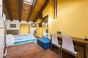 Wonderful, Quiet and Bright Apartment. In the Center Historian