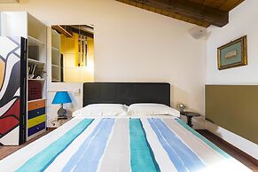 Wonderful, Quiet and Bright Apartment. In the Center Historian