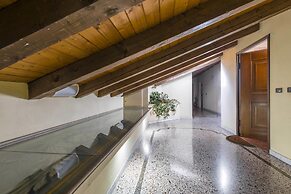 Wonderful, Quiet and Bright Apartment. In the Center Historian