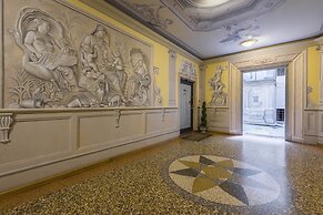 Wonderful, Quiet and Bright Apartment. In the Center Historian