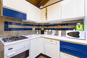 Wonderful, Quiet and Bright Apartment. In the Center Historian