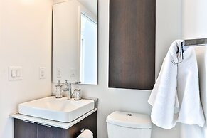 Exquisite 55th Floor 2 Bed 2 Bath Parking