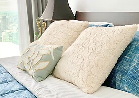 Exquisite 55th Floor 2 Bed 2 Bath Parking