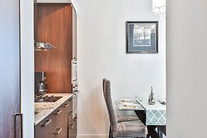 Exquisite 55th Floor 2 Bed 2 Bath Parking