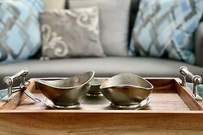 Exquisite 55th Floor 2 Bed 2 Bath Parking