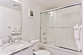 Exquisite 55th Floor 2 Bed 2 Bath Parking