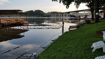 Lake Breeze Resort