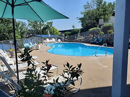Lake Breeze Resort