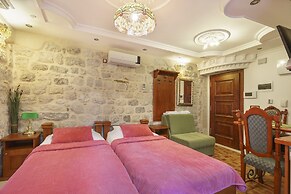 Wine house old town apartments