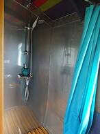 Une roulotte et des chevaux