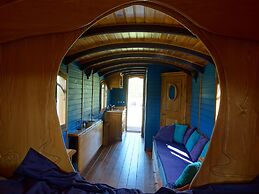 Une roulotte et des chevaux