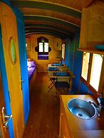 Une roulotte et des chevaux