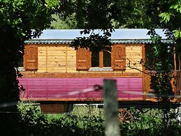 Une roulotte et des chevaux