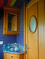 Une roulotte et des chevaux