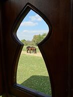 Une roulotte et des chevaux