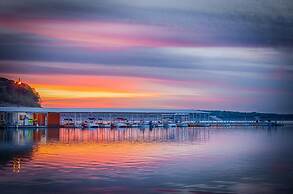 Holiday Lodge on Canyon Lake