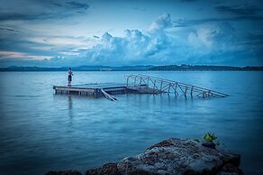 Holiday Lodge on Canyon Lake