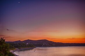 Holiday Lodge on Canyon Lake
