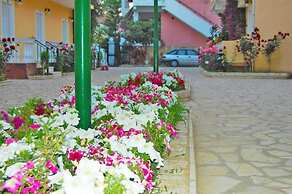 Lemon Grove Hotel and Studios