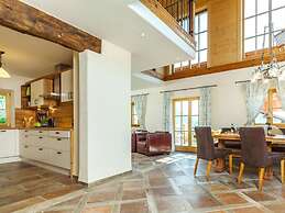 Chalet unter Weißblauem Himmel