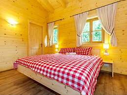 Chalet unter Weißblauem Himmel